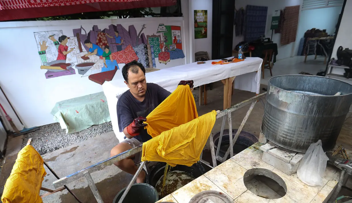 Dalam segala kegiatannya, baik itu pendidikan ataupun produksi batik, Rumah Batik Palbatu tetap mengutamakan untuk memberdayakan warga yang tinggal di sekitar. (Kapanlagi.com/Budy Santoso)