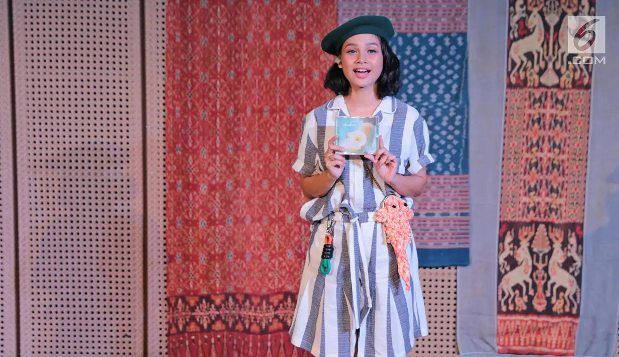 Penyanyi Andien Aisyah menunjukkan album terbarunya Metamorfosa di kawasan Thamrin, Jakarta, Rabu (4/10). Album terbaru andien yang bertajuk Metamorfosa merupakan album ketujuh yang kental nuansa jazz dan soulful. (Liputan6.com/Herman Zakharia)