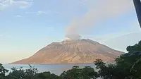 Kondisi Gunung Ruang yang terletak di Pulau Ruang, Kabupaten Kepulauan Sitaro, Sulut, pada, Selasa (14/5/2024).