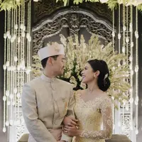 Mulai dari foto sendiri hingga bareng suami, Maudy tampak larut dalam perasaan haru bahagia.