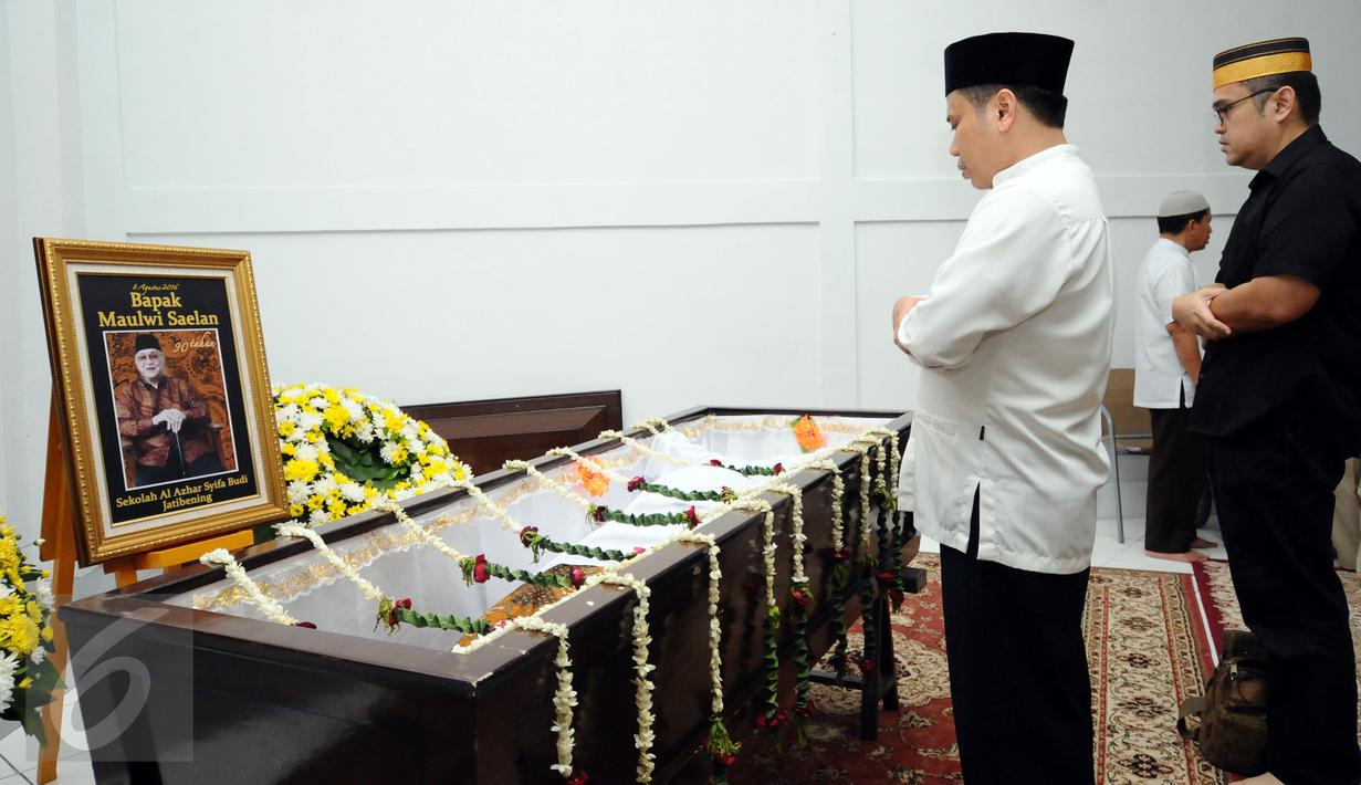 Pelayat mensalatkan jenazah Maulwi Saelan di aula Al Azhar Syifa Budi Kemang, Jakarta, Selasa (11/10). Maulwi Saelan mantan penjaga gawang Timnas Indonesia era 50-60 dan mantan ajudan Presiden Soekarno. (Liputan6.com/Helmi Fithriansyah)