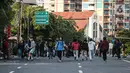 Sejumlah massa terlibat bentrok dengan aparat kepolisian di kawasan Pejompongan, Jakarta, Rabu (7/10/2020). Belum bisa dipastikan apakah aksi tersebut berkaitan dengan isu aksi penolakan pengesahan UU Omnibus Law Cipta Kerja. (Liputan6.com/Faizal Fanani)