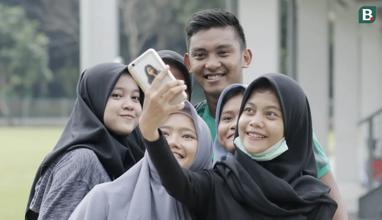 Striker Timnas Indonesia, M. Rafli Mursalim, foto bersama fans usai latihan di Lapangan ABC Senayan, Jakarta, Kamis (22/2/2018). Latihan ini dilakukan untuk persiapan Piala AFF U-18 2018 dan Piala Asia U-19 2018. (Bola.com/M Iqbal Ichsan)