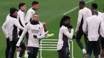 Kylian Mbappe (kelima kiri) bersama sejumlah pemain Real Madrid melakukan latihan menjelang pertandingan babak 16 besar Liga Champions 2024/2025 melawan Atletico Madrid di Real Madrid Sports City, Valdebebas, Spanyol, Senin (03/03/2025) waktu setempat. (AFP/Thomas Coex)
