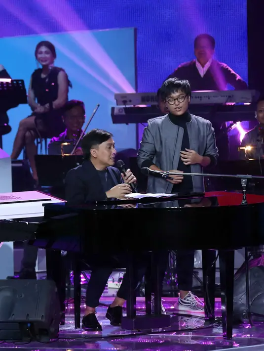 Ayah dan anak berkolaborasi dalam konser romantis bertema Beranda Cinta Yovie and His Friends yang disiarkan oleh stasiun SCTV. (Nurwahyunan/Bintang.com)