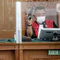 Hakim menunjukkan barang bukti senjata HS dalam sidang lanjutan kasus pembunuhan Brigadir Yosua Hutabarat atau Brigadir J dengan terdakwa Ferdy Sambo dan Putri Chandrawathi di PN Jakarta Selatan, Jakarta, Selasa (22/11/2022). Sidang itu beragenda pemeriksaan saksi-saksi. (Liputan6.com/Faizal Fanani)
