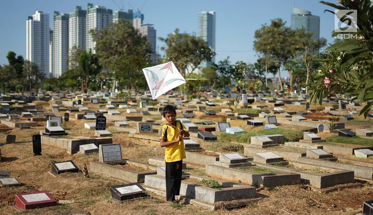 Anak-anak bermain di sekitar Taman Pemakaman Umum (TPU) Karet Bivak, Jakarta, Selasa (10/9/2019). Keterbatasan ruang terbuka hijau memaksa sebagian anak-anak di Ibu Kota bermain tidak pada tempatnya, meskipun dalam kondisi yang tidak layak. (Liputan6.com/Immanuel Antonius)