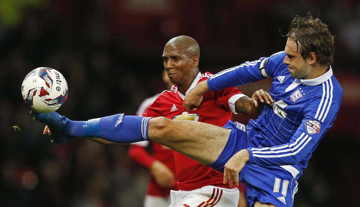 Pemain MU, Ashley Young, berebut bola dengan pemain Ipswich Town, Brett Pitman dalam laga putaran ketiga Piala Liga Inggris di Stadion Old Trafford, Manchester, Inggris, Kamis (24/9/2015) dini hari WIB. (Action Images via Reuters/Ed Sykes)