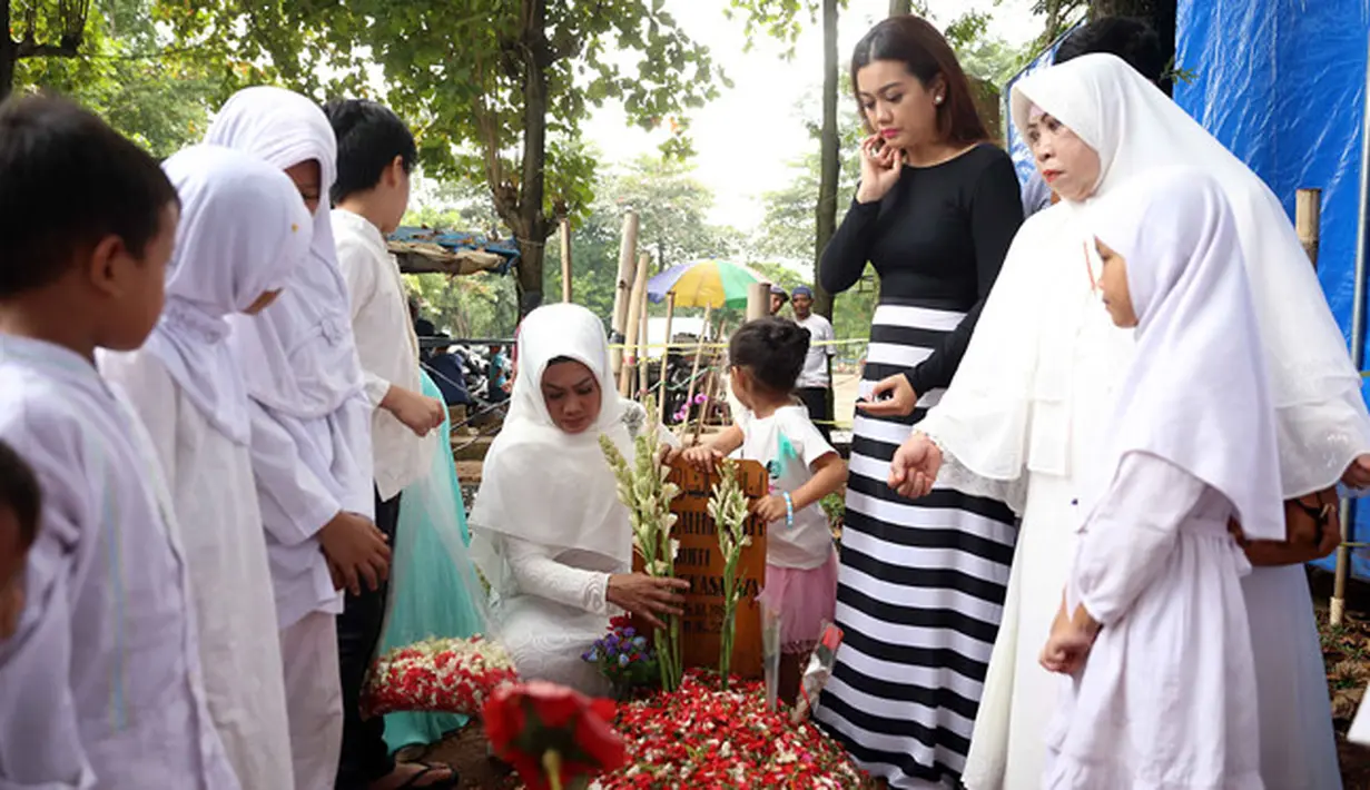Pihak keluarga sudah berencana lama merayakan ulang tahun Jupe dengan mendatangkan anak yatim ke kediamannya. Namun mereka tak menyangka jika semua rencananya ini justru terjadi di pusara Jupe. (Nurwahyunan/Bintang.com)