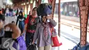 Seorang pemudik tampak membawa tas di atas kepalanya, Jakarta, Kamis (16/7/2015). Memasuki H-1 Lebaran, Stasiun Pasar Senen memberangkatkan sebanyak 8.443 pemudik. (Liputan6.com/Faizal Fanani)