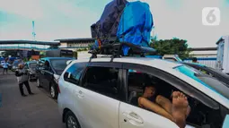 Banyak para pemudik yang harus rela terjebak antrian panjang hingga berjam jam untuk menyeberang ke pelabuhan Bakauheni. (Liputan6.com/Angga Yuniar)