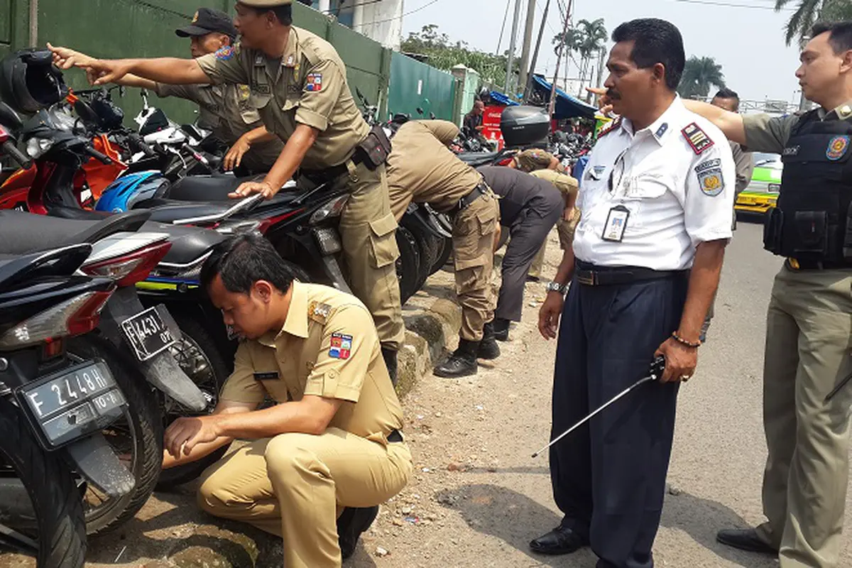 Gemas Parkir Liar, Wali Kota Bogor Gembosi Ban Motor