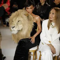 Penampilan Kylie Jenner dengan gaun berkepala Singa sukses curi atensi. @kyliejenner.