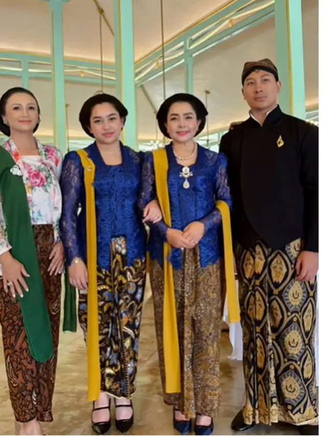 6 Potret Mayangsari dan Khirani Trihatmodjo Kompak Pakai Kebaya Biru di Acara Solo