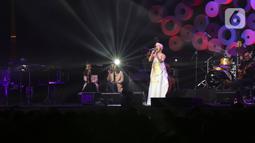 Penyanyi Dira Sugandi tampil pada hari kedua BNI Java Jazz Festival 2022 di JIExpo Kemayoran, Jakarta Pusat, Sabtu (28/5/2022). Perhelatan musik BNI Java Jazz Festival 2022 digelar pada 27-29 Mei dengan menampilkan musisi-musisi dari dalam dan luar negeri. (Liputan6.com/Johan Tallo)