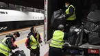 Para pekerja menurunkan paket dari sebuah truk di Stasiun Kereta Barat Beijing di Beijing, ibu kota China (1/11/2020). Otoritas perkeretaapian China meluncurkan layanan khusus pada Minggu (1/11), yang akan berlangsung hingga 20 November. (Xinhua/Zhang Chenlin)