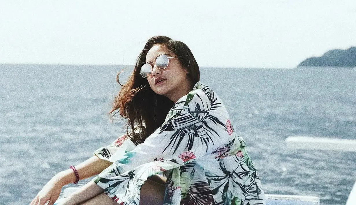 Di tengah kesibukannya berakting, Salshabilla juga suka meluangkan waktu menikmati liburan. Seperti ini misalnya, berada di tengah laut dan tetap tampil kece dengan sunglasses kekiniannya. (Instagram/salshabillaadr)