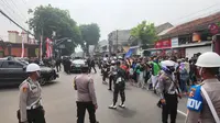 Momen Antusias Warga Sambut Kedatangan Jokowi ke Mako Brimob Depok