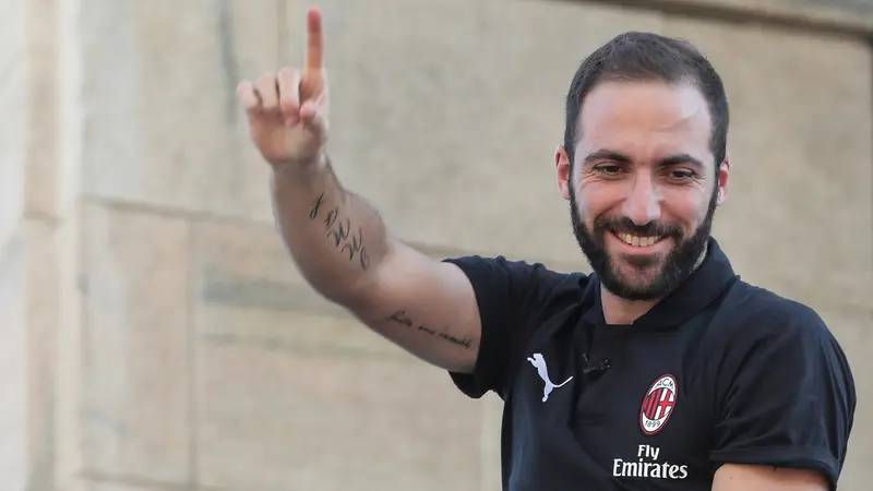 Gonzalo Higuain dan Mattia Caldara