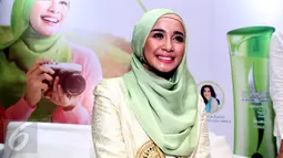 Riasan natural memaksimalkan penampilan aktris Laudya Cynthia Bella saat ditemui pada sebuah acara di kawasan Menteng, Jakarta, Selasa (16/5/2015). (Liputan6.com/Panji Diksana)