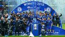 Para pemain Chelsea merayakan gelar Capital One Cup 2014/2015 setelah mengalahkan Tottenham Hotspur pada laga final di Wembley Stadium, London (1/3/2015). Seperti Aston Villa, Chelsea hingga kini juga telah mengoleksi 5 trofi juara Piala Liga Inggris sepanjang sejarah. Trofi terakhir diraih The Blues pada musim 2014/2015 setelah pada laga final menang 2-0 atas Tottenham Hotspur lewat dua gol John Terry dan Diego Costa. (AFP/Glyn Kirk)