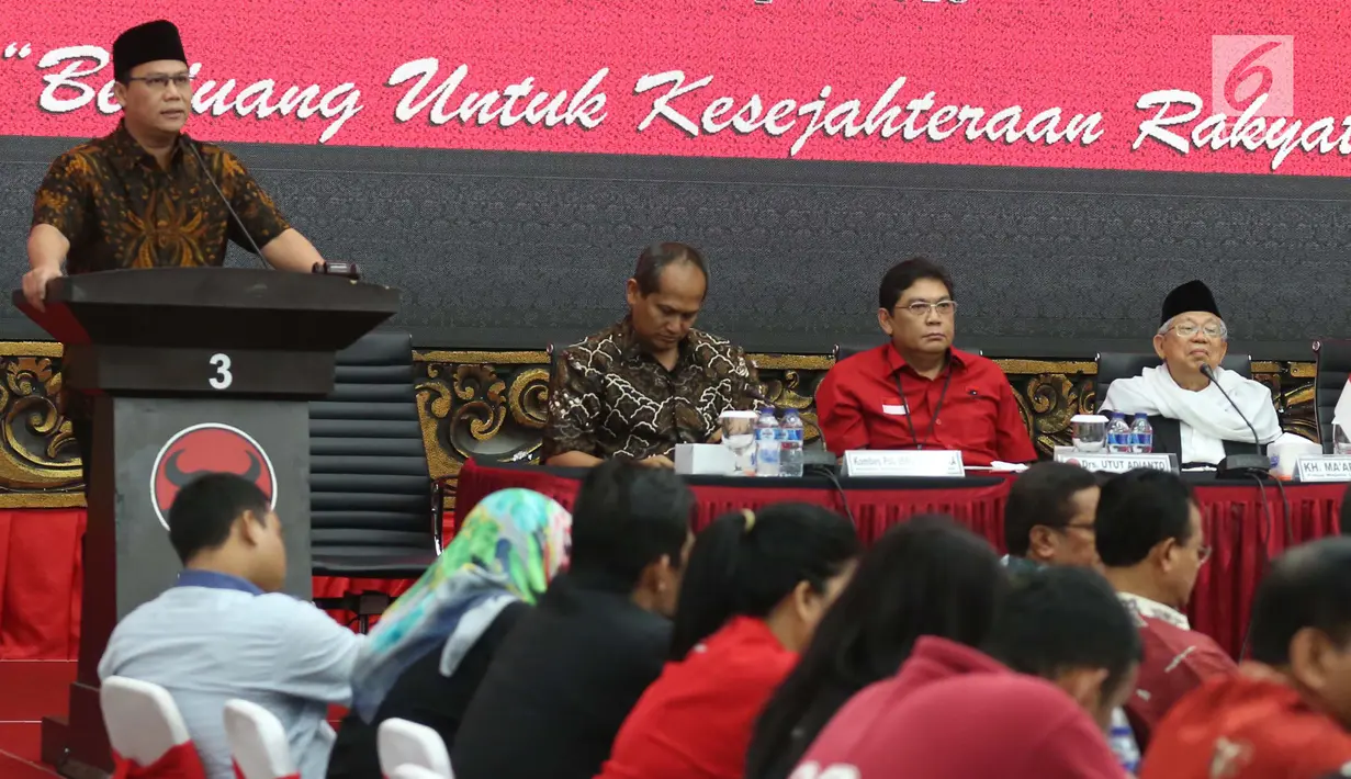 Wakil Sekjen DPP PDIP, Ahmad Basarah memberi sambutan saat Focus Group Discussion di Jakarta, Jumat (27/4). Diskusi ini digelar untuk mencegah penyebaran paham radikalisme pro kekerasan dan intoleransi yang tengah marak. (Liputan6.com/Angga Yuniar)