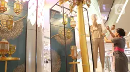 Selama Ramadhan berbagai pusat perbelanjaan Ibu Kota mengalami tren perubahan dekorasi ruangan. (Liputan6.com/Herman Zakharia)