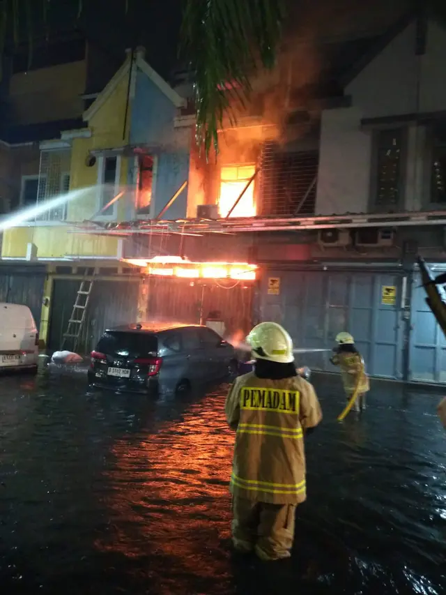 Kebakaran melanda bangunan di Jalan Taman Palem Lestari, RT.07/RW.08, Kelurahan Cengkareng Barat, Kecamatan Cengkareng, pada Sabtu (8/2/2025).