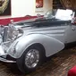 Sebuah Horch 855 Spezial Cabriolet yang ditaksir menjadi mobil paling berharga dari sejumlah koleksi mobil Yanukovych. 