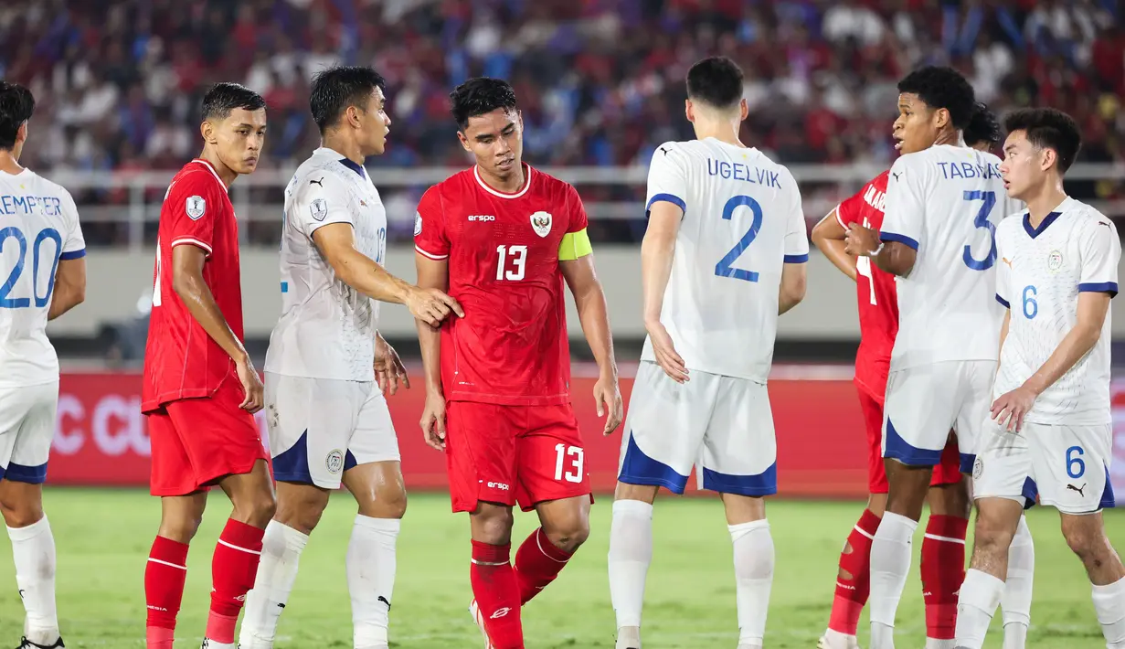 Pemain Timnas Indonesia, Muhammad Ferarri bersiap menerima umpan di dalam kotak penalti pada laga Grup B Piala AFF 2024 melawan Filipina yang berlangsung di Stadion Manahan, Solo, Jawa Tengah, Sabtu (21/12/2024). (Bola.com/Abdul Aziz)
