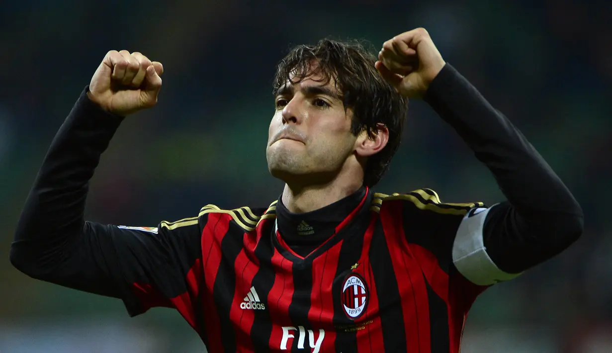 7. Kaka - Gelandang yang dikenal religuis ini akhirnya memutuskan pensiun di usia 35 tahun. Kaka merupakan pemain terakhir yang berhasil meraih gelar Ballon d'Or sebelum era Lionel Messi dan Cristiano Ronaldo. (AFP/Olivier morin)