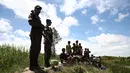 Petugas Bangladesh menghadang warga Rohingya di Ghumdhum, Cox's Bazar, Bangladesh (27/8).  Warga Rohingya berusaha menyelamatkan diri setelah bentrokan antara kelompok ARSA dan militer Myanmar pada Jumat lalu. (AP Photo/Mushfiqul Alam)