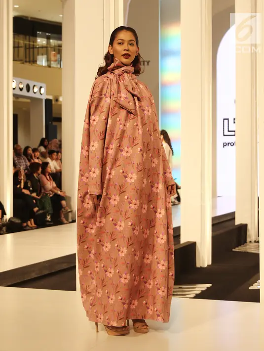 Puteri Indonesia 2017 Bunga Jelitha memperagakan busana karya perancang Tities Sapoetra dalam Fashion Nation 2018, Jakarta, Jumat (20/4/). (Liputan6.com/Herman Zakharia)