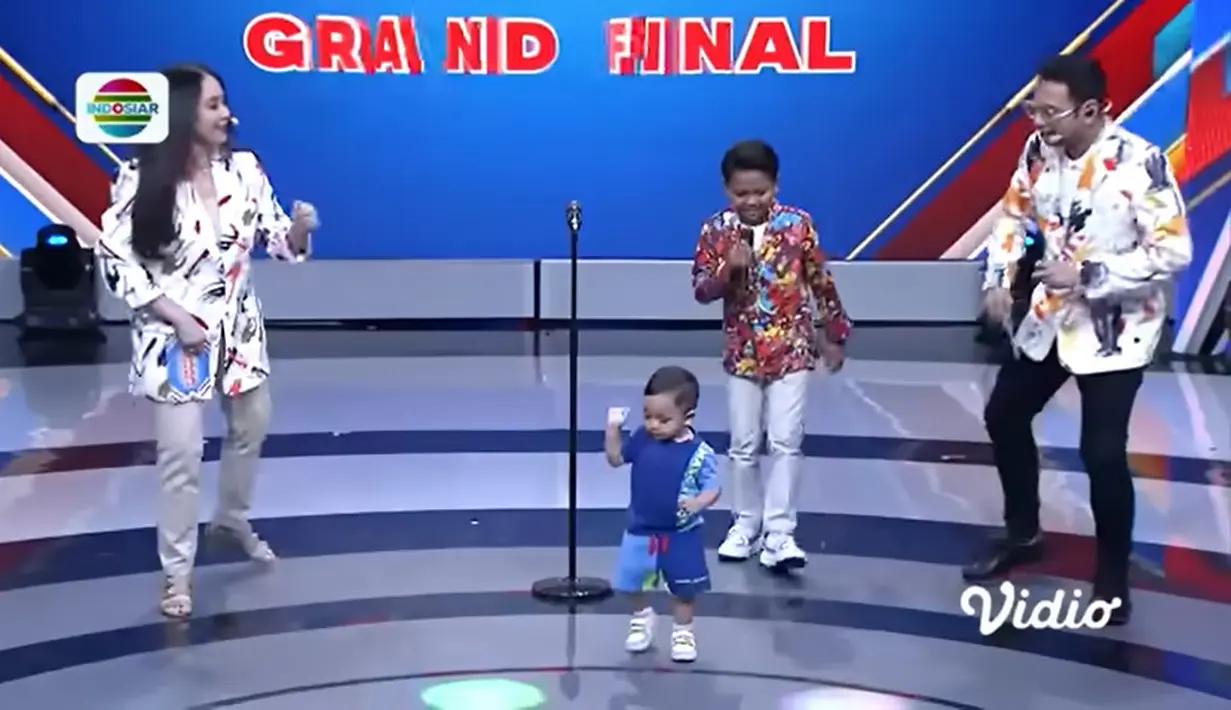 Momen joged-joged anak kedua Raffi dan Gigi diunggah di kanal Youtube Indosiar yang diunggah pada 2 Mei 2023. Video tersebut berjudul GEMAS!! Rayyanza Ikut Nyanyi Bareng Farel, Sampai Mau Ikutan Jawab Cepat | Juara Indonesia Ramadan. [Youtube/Indosiar]