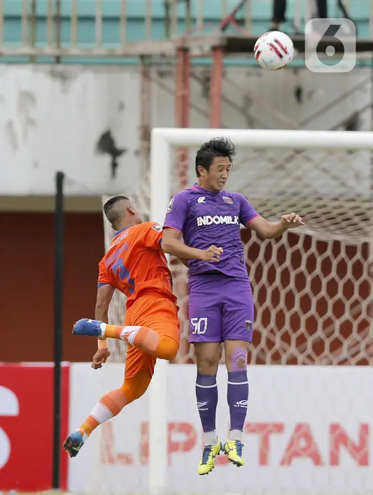 Pemain Persiraja Banda Aceh Eriyanto (kiri) berebut bola dengan pemain Persita Tangerang Chandra Waskito Kusumawardana dalam pertandingan babak penyisihan Piala Menpora 2021 di Stadion Maguwoharjo, Sleman, Rabu (24/3/2021). Persiraja menang 3-1. (Bola.com/Arief Bagus)