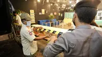 Pemerintah Kota Bandung menyegel dua kafe di Jalan Ir. H. Juanda yang beroperasi melebih batas waktu operasional sesuai aturan pembatasan sosial berskala besar (PSBB) proposional, Rabu (10/6/2020). (Foto: Humas Pemkot Bandung)