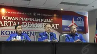 Didampingi Sekjen Partai Demokrat, Edhie Baskoro Yudhoyono (kiri), Syarief Hasan menyampaikan beberapa pernyataan kepada wartawan di kantor DPP Partai Demokrat, Jakarta, Selasa (20/5/2014) (Liputan6.com/Johan Tallo)