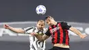 Pemain Juventus Giorgio Chiellini (kiri) berebut bola udara dengan pemain AC Milan Zlatan Ibrahimovic pada pertandingan Liga  Italia di Allianz Stadium, Turin, Italia, Minggu (9/5/2021). Juventus kalah 0-3 dan tergusur dari empat besar klasemen (Spada/LaPresse via AP)