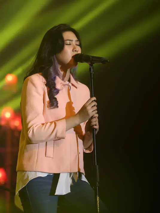 "Aku baru kali ini jatuh, pengalaman paling menarik. Jatuh juga pakai cinta. Aku jatuh tapi enggak apa-apa kok, aku sehat," aku Isyana Sarasvati. (Nurwahyunan/Bintang.com)