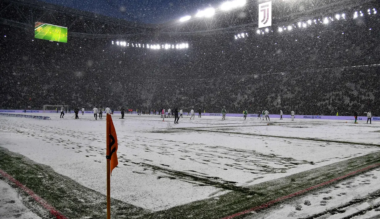 Suasana Allianz Stadium di Turin, Italia, (25/2). Salju tebal yang menutupi lapangan membuat pertandingan lanjutan Serie A Italia antara Juventus melawan Atalanta harus ditunda. (Alessandro Di Marco / ANSA via AP)