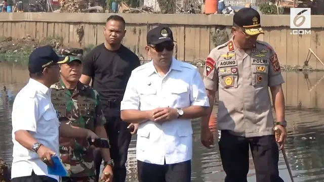 Gubernur Jawa Barat Ridwan Kamil mengakui proses pengerukan sungai Citarum belum maksimal karena masalah alat yang belum memadai.