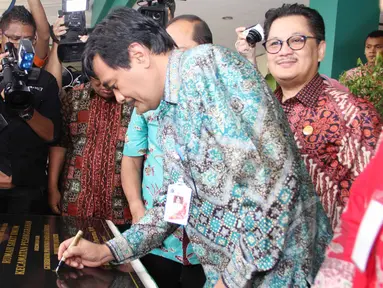 Wakil Gubernur DKI Djarot Saiful Hidayat menandatangani prasasti pembangunan 15 Rumah Sakit Umum (RSU) tipe D di RSU Kecamatan Pesanggrahan, Jakarta, Kamis (2/4/2015). (Liputan6.com/Helmi Afandi)