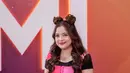 Tasya Kamila tampil cutesy dengan balon mini dress berwarna pink dari saat terima dua penghargaan dalam kategori lagu anak. Penampilannya makin manis dengan tatanan rambut spice bun. [@tasyakamila].