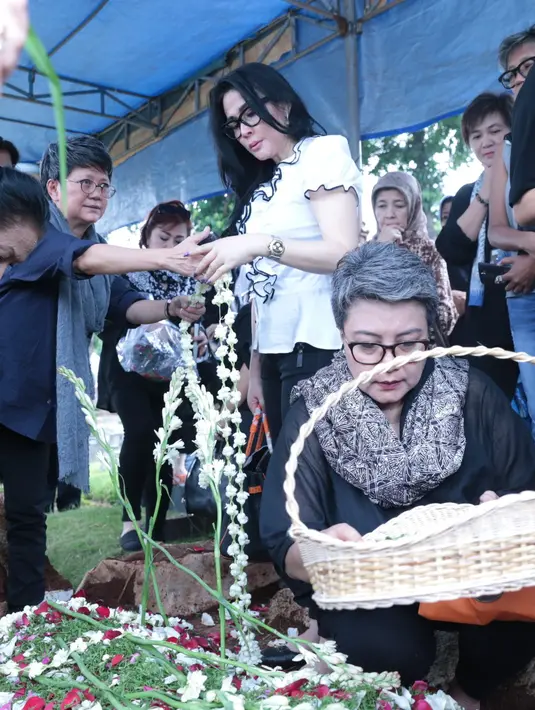 "Banyak sekali ya. Sebelum dia sakit, dia nulis lagu buat saya. Katanya itu lagu spesial buat saya. Waktu itu masih baru beberapa kata liriknya. Saya enggak tahu apa sekarang lagu itu udah selesai atau belum," jelas Connie. (Adrian Putra/Bintang.com)