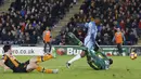 Pemain Manchester City,  Kelechi Iheanacho mengecoh kiper Hull City dan mencetak satu gol untuk timnya pada laga Boxing Day Premier League di The Kingston Communications Stadium, (26/12/2016).  (Action Images via Reuters/Ed Sykes).