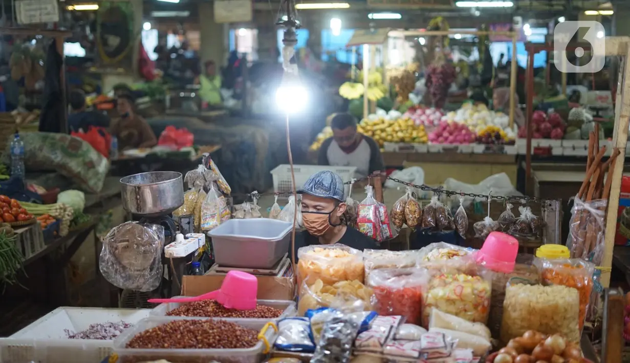 Pedagang mengenakan masker saat beraktivitas di Pasar Minggu yang kembali buka setelah penutupan selama tiga hari, Jakarta, Selasa (23/6/2020). Sebelumnya, Pasar Minggu ditutup sementara setelah tiga pedagang dinyatakan positif COVID-19. (Liputan6.com/Immanuel Antonius)