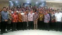 Menteri Perindustrian Airlangga Hartarto bersama petani garam/Merdeka.com