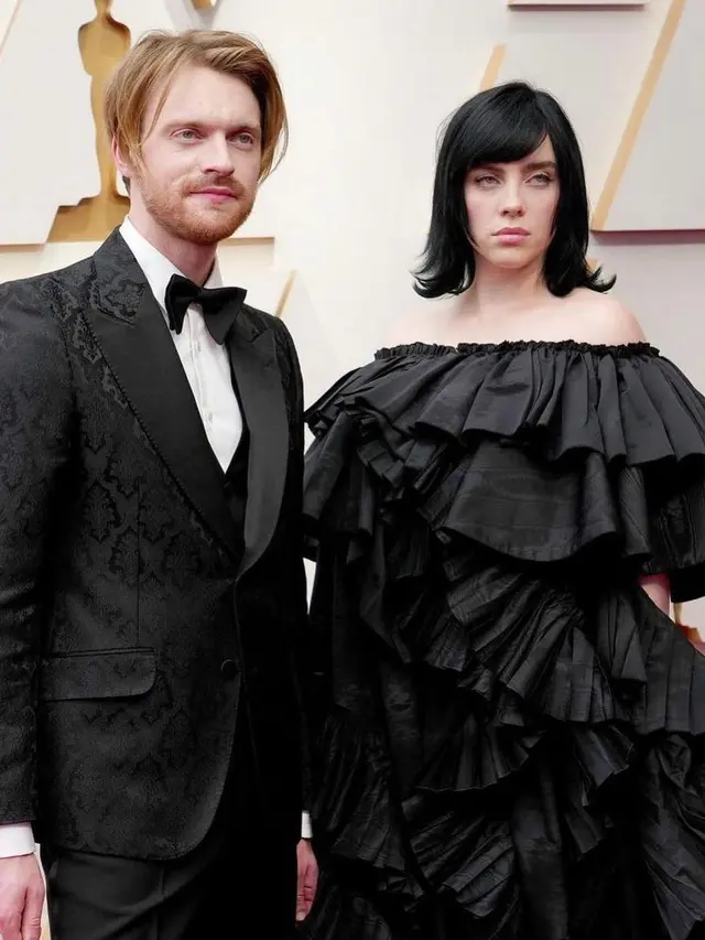 Penampilan Billie Eilish Bikin Pangling dengan Gaun Hitam di Oscars 2022
