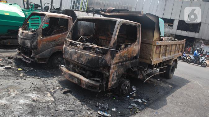 Kondisi sejumlah mobil proyek yang hangus terbakar saat unjuk rasa menolak pengesahan Undang-Undang Cipta Kerja di kawasan Senen, Jakarta, Jumat (9/10/2020). Unjuk rasa tersebut berakhir ricuh dan mengakibatkan sejumlah fasilitas umum rusak. (Liputan6.com/Angga Yuniar)