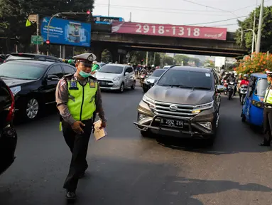 Polisi menghentikan kendaraan saat pemberlakuan perluasan sistem ganjil genap di kawasan Jalan Fatmawati Raya, Jakarta, Senin (9/9/2019). Polisi memberlakukan tilang terhadap pengendara yang melanggar aturan sistem ganjil genap di jalan tersebut. (Liputan6.com/Faizal Fanani)
